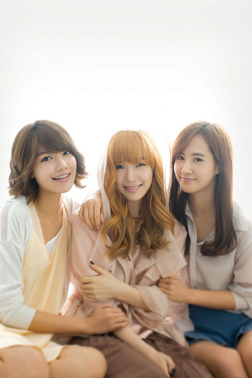 Pop group Girls' Generation 2011 calendar preview.