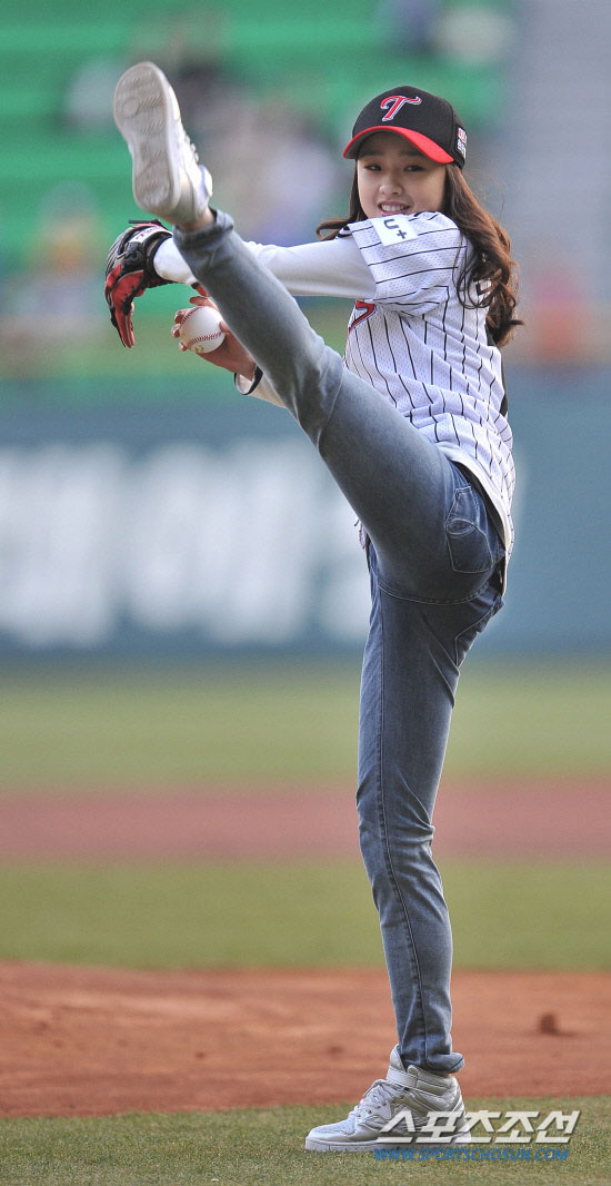 Gymnast Son Yeon Jae threw a pitch at a baseball game » AsianCeleb