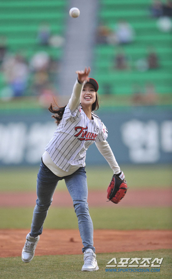 Son Yeon Jae baseball pitch