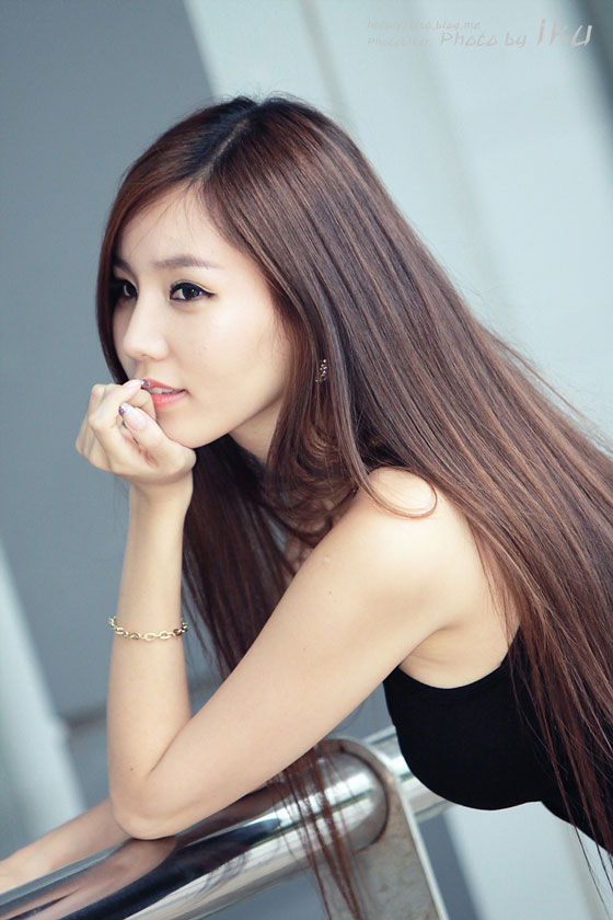 Lee Ji Min black mini dress