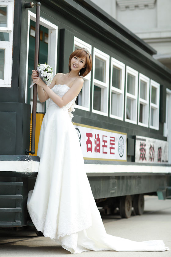 Kang Yui wedding dress