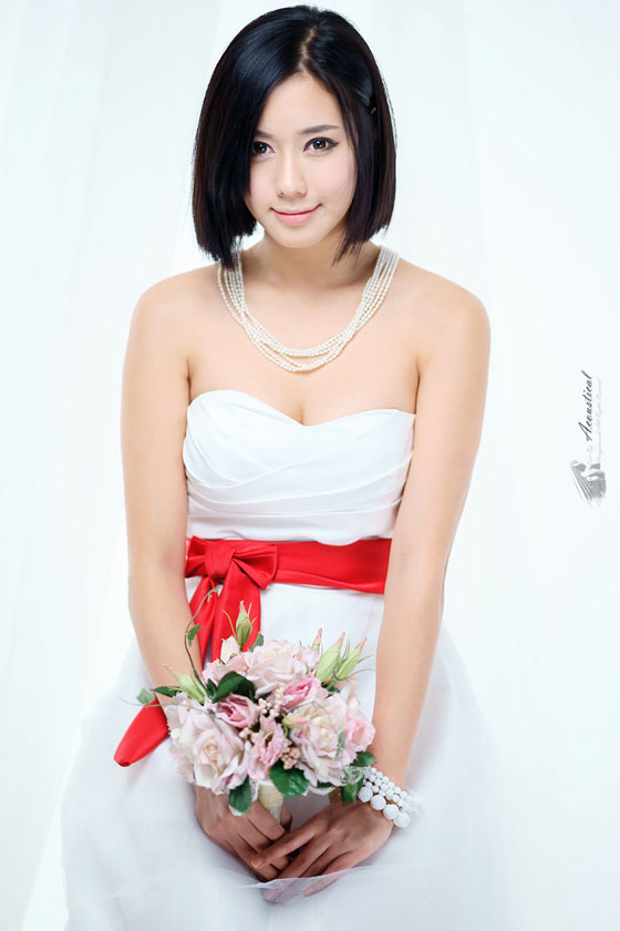 Kim Ha Yul white dress