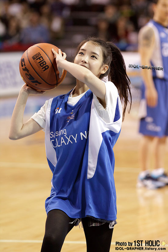 Singer IU as special guest at a professional basketball match » AsianCeleb