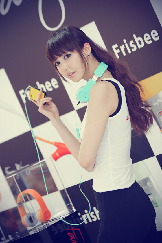 Kang Yui Fanny Wang headphones