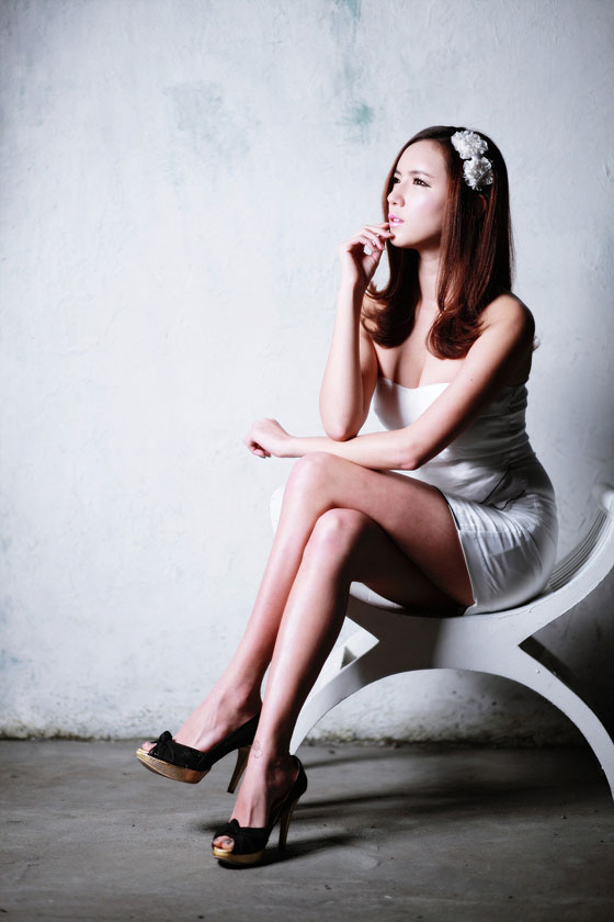 Lee Mi Hyun white mini dress