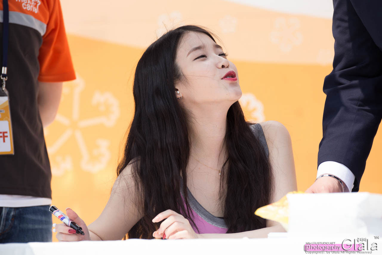 IU Mexicana fan signing event