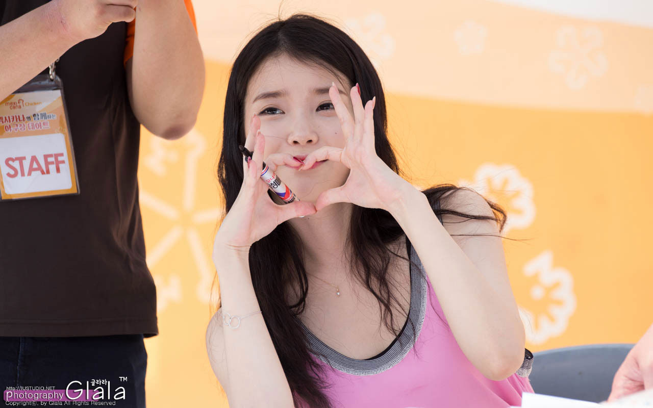IU Mexicana fan signing event